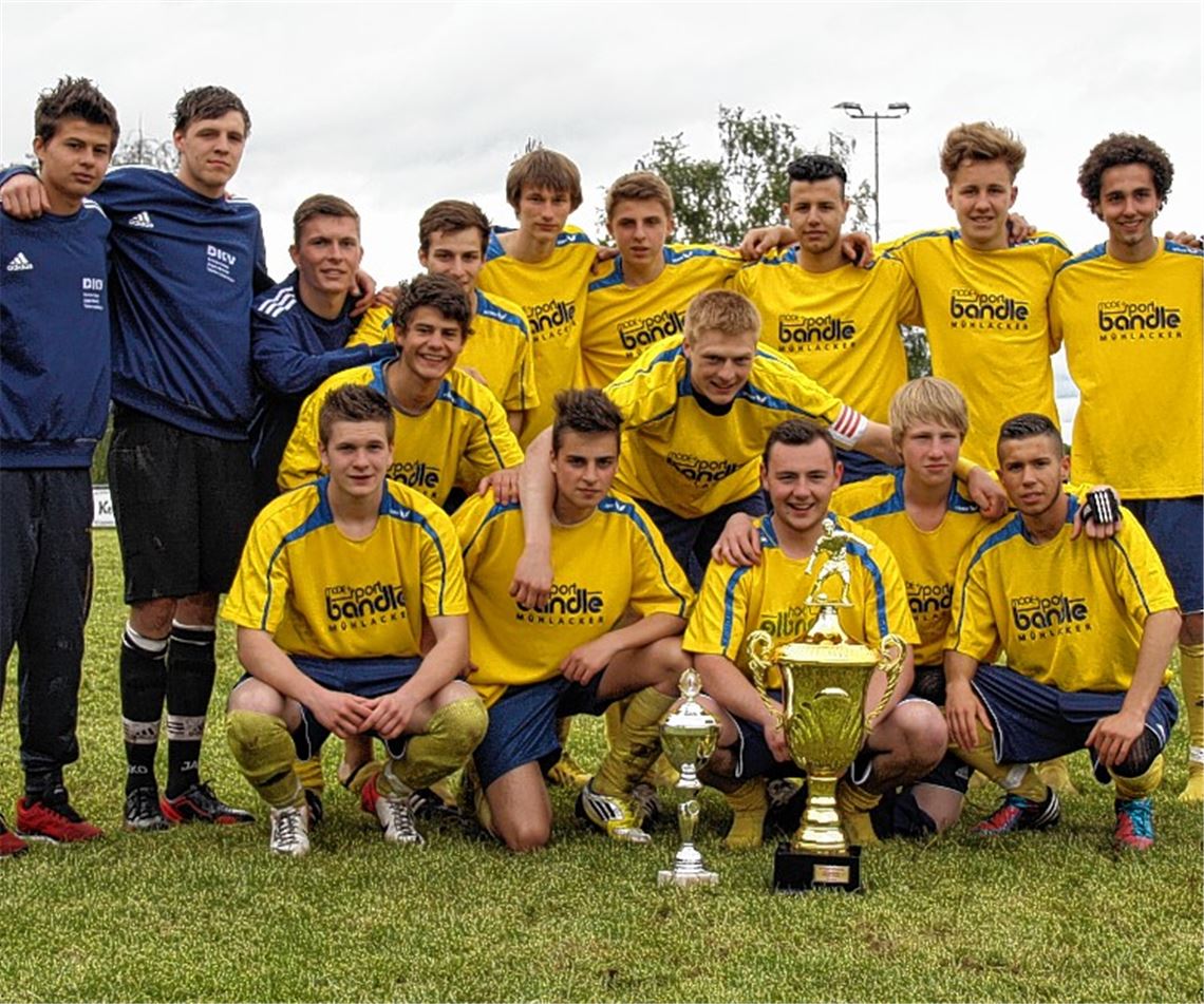 Noch steht der Wanderpokal bei Phönix Lomersheim. Wer wird dessen Nachfolger beim 30. Internationalen Pfingstturnier in Wiernsheim? Nach Meinung von Dieter Grimmeisen, dem Fußball-Abteilungsleiter des TSV Wiernsheim, gibt es drei oder vier Favoriten: Neben Phönix Lomersheim sind dies SV Illingen, FSV Buckenberg und der FC Littau aus der Schweiz Archivfoto: Mummert