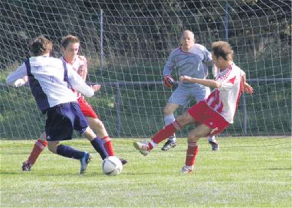 Noch viermal will Ralph Augenstein (2.v.re.) im Tor stehen  und dann mit dem TSV Maulbronn den Aufstieg feiern.
Foto: Eigner