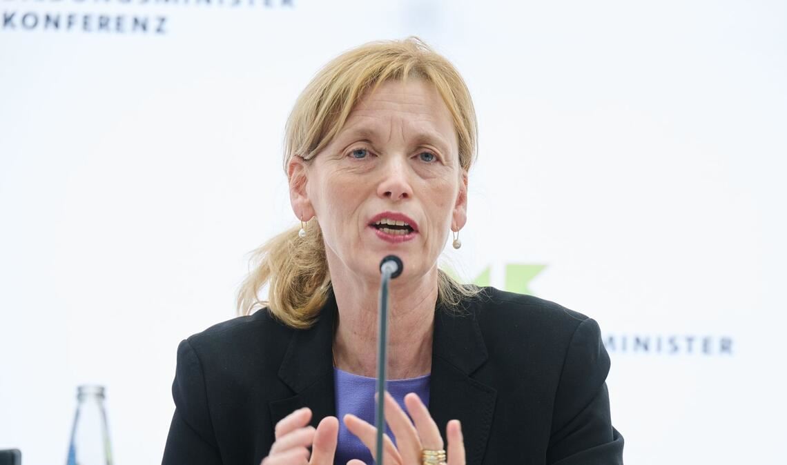 Noch vor der Sommerpause sollen Experten nun Empfehlungen für die Social-Media-Nutzung von Kindern und Jugendlichen vorlegen, kündigt Ministerin Prien an.