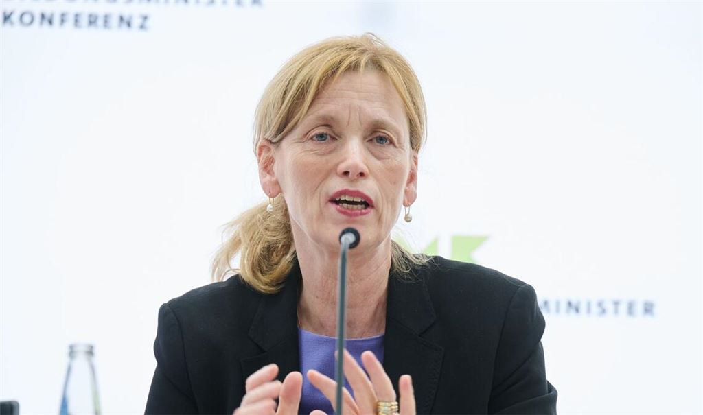 Noch vor der Sommerpause sollen Experten nun Empfehlungen für die Social-Media-Nutzung von Kindern und Jugendlichen vorlegen, kündigt Ministerin Prien an.