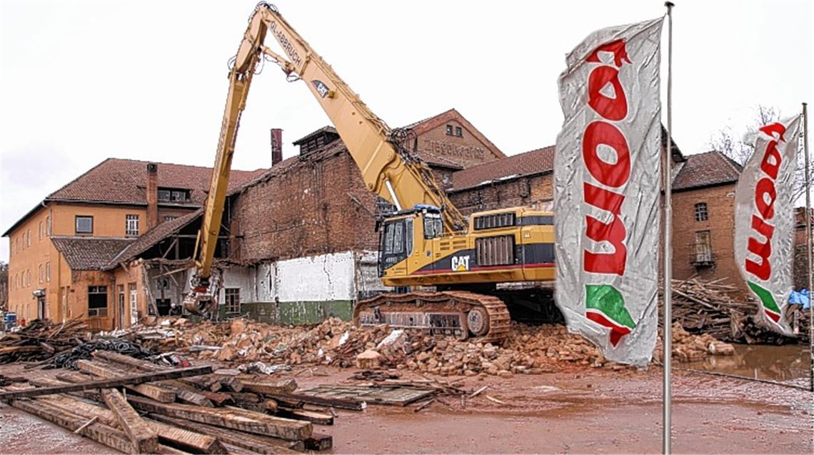 Noch während die Abbrucharbeiten auf dem Ziegeleigelände im Gange sind, laufen Verhandlungen mit möglichen Baumarkt-Betreibern. Ein Interessent ist der toom-Markt. Fotos: Sadler, Montage: Mannese