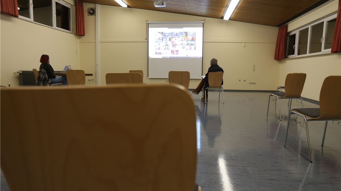 Noch weniger Besucher als sonst: Nur ein Zuschauer (re.) interessiert sich für die erste Videositzung des Maulbronner Gemeinderats. Vorne links sitzt eine Mitarbeiterin der Verwaltung. Foto: Disselhoff