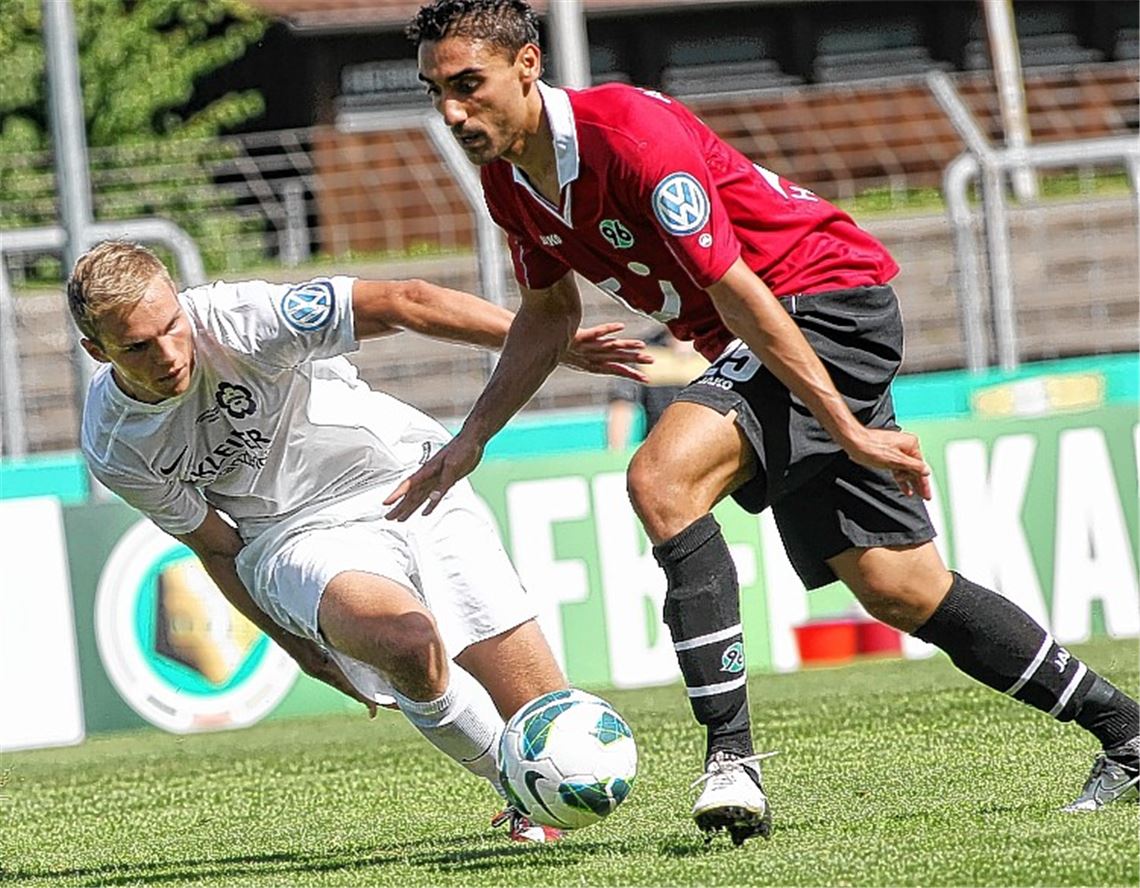 Nöttingens Holger Fuchs (li.) vor einem Jahr im Laufduell mit Mohammed Abdellaoue, der mittlerweile von Hannover 96 zum VfB Stuttgart gewechselt ist. Diesmal bekommt es der Innenverteidiger des FC Nöttingen mit Klaas-Jan Huntelaar zu tun. Foto: Rubner