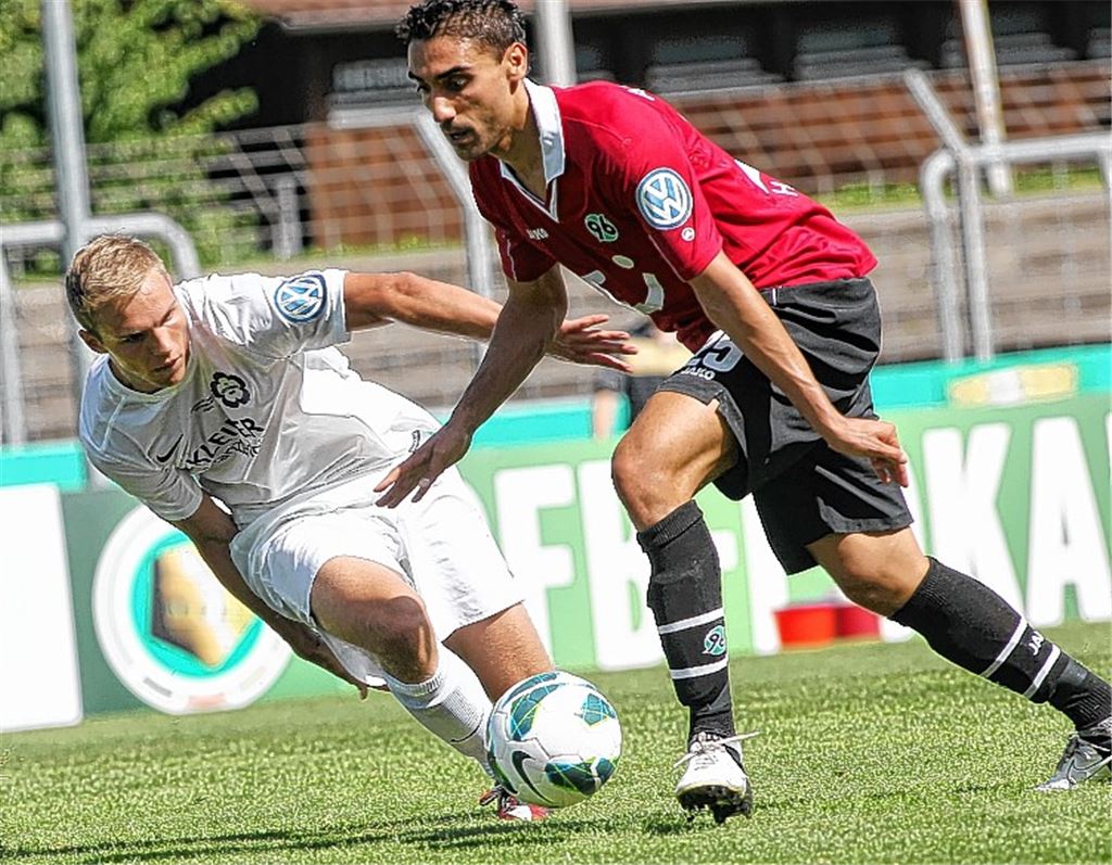 Nöttingens Holger Fuchs (li.) vor einem Jahr im Laufduell mit Mohammed Abdellaoue, der mittlerweile von Hannover 96 zum VfB Stuttgart gewechselt ist. Diesmal bekommt es der Innenverteidiger des FC Nöttingen mit Klaas-Jan Huntelaar zu tun. Foto: Rubner