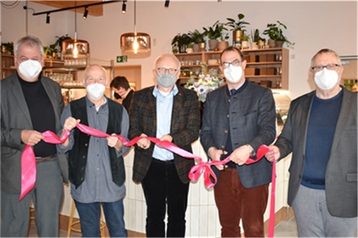 Norbert Bogner (Geschäftsführer Miteinanderleben), Bruno Klopfer (Vorstandsvorsitzender Miteinanderleben), Karl Röckinger (Vorsitzender der Scheuermann-Stiftung) , Oberbürgermeister Frank Schneider und Eberhard Reschke (Vorstand Miteinanderleben, v. li.) geben das modernisierte „EssEnz Inklusiv“ für die Gäste frei. Foto: Bischoff-Krappel