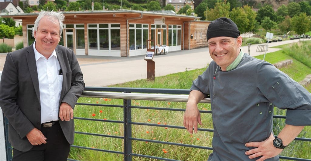 Norbert Bogner (li.), Geschäftsführer des Vereins Miteinanderleben, und Küchenchef Hans-Joachim Wiedemann vor dem Enzgärten-Restaurant, das zum „EssEnz inklusiv“ werden soll.Fotomoment