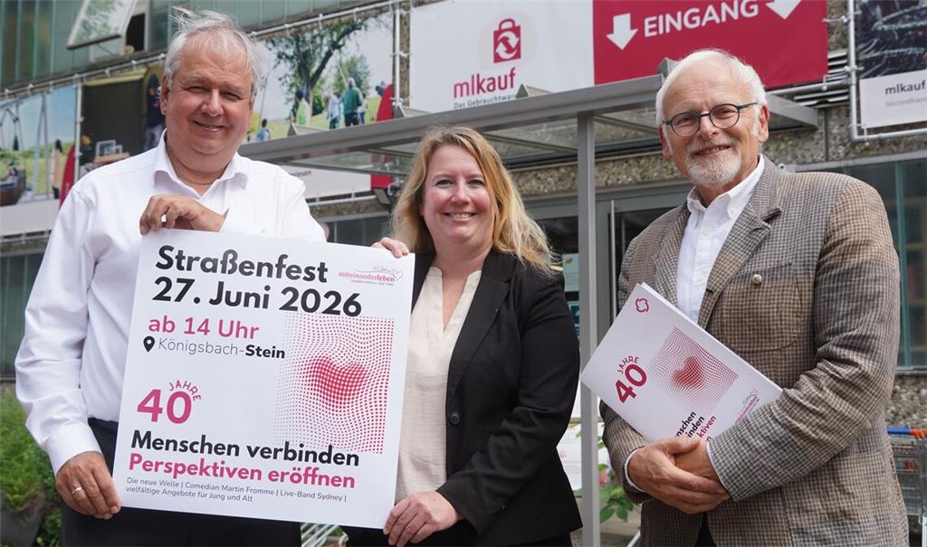 Norbert Bogner (li.) und Maren Bieberich stellen gemeinsam mit Karl Röckinger das Programm zum 40-jährigen Bestehen von „Miteinanderleben“ vor. Foto: Roller