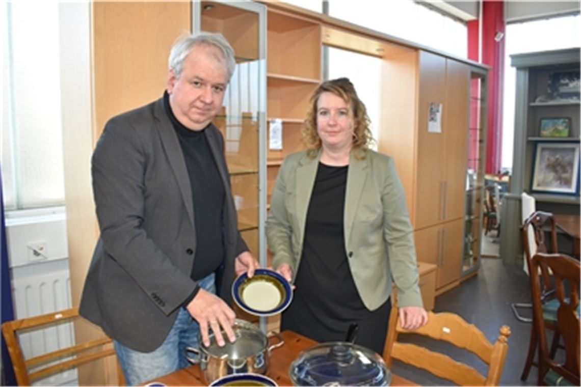 Norbert Bogner und Maren Bieberich im Gebrauchtwarenhaus. Foto: Bischoff-Krappel