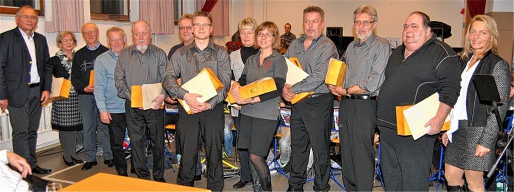 Norbert Holme (li.) und Ingrid Lehrer-Volk (re.) ehren treue Mitglieder.Fotos: Haller