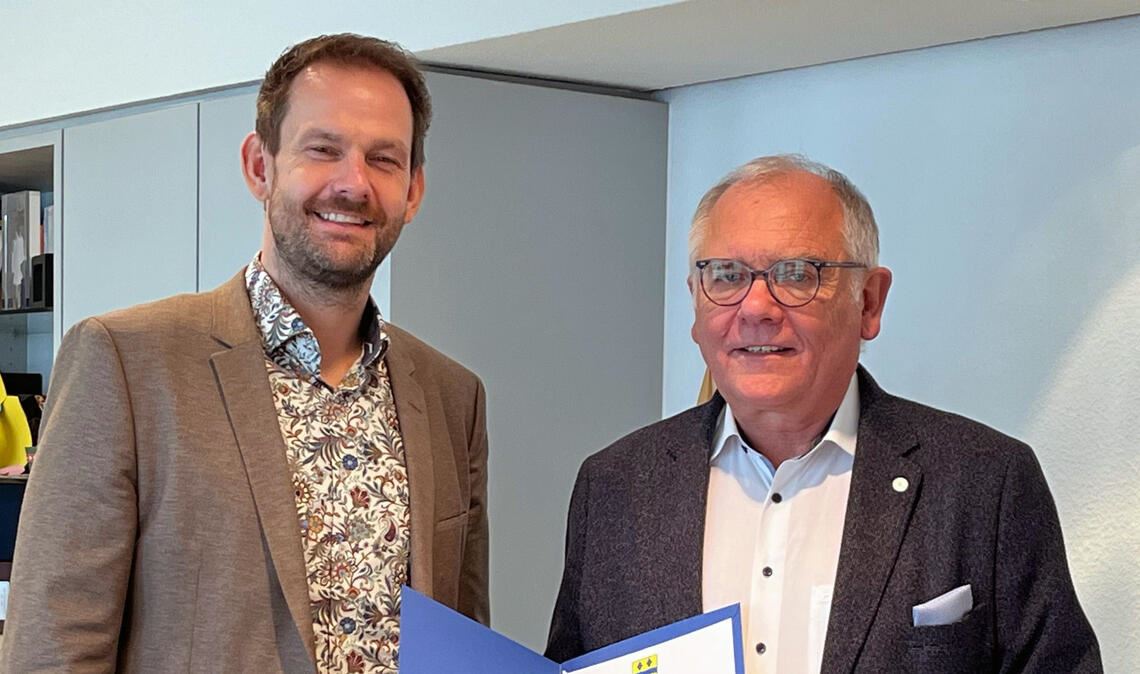 Norbert Holme (re.) geht nach zwei Amtszeiten als Bürgermeister von Ölbronn-Dürrn in den Ruhestand. Landrat Rosenau überreicht dem scheidenden Rathauschef die Entlassungsurkunde. Foto: Enzkreis/Saraie