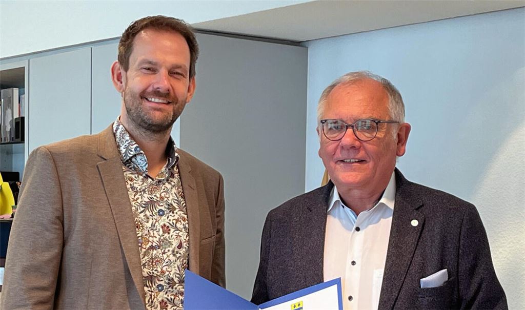 Norbert Holme (re.) geht nach zwei Amtszeiten als Bürgermeister von Ölbronn-Dürrn in den Ruhestand. Landrat Rosenau überreicht dem scheidenden Rathauschef die Entlassungsurkunde. Foto: Enzkreis/Saraie