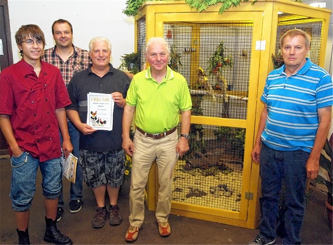 Norbert Mannhardt, Heinz Speidel, Karl Schmälzle und Hendrik Klein (vorne v. re.) werden von Marco Mannhardt (hinten) als Jungtiermeister beziehungsweise -sieger gekürt.