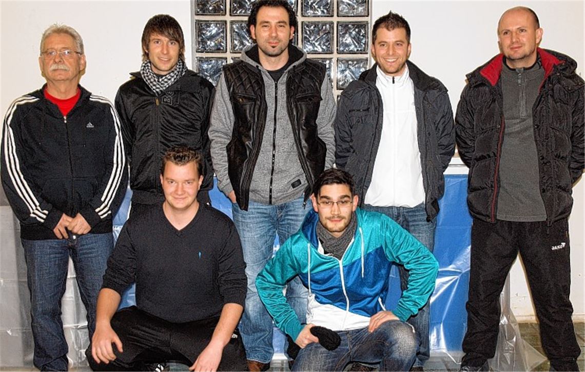 Norbert Thieme (li.) stellt die Neuen vor. Timo Bauer. Christian Schwab, Cengiz Kilic und Serdar Kurt (v.li.) verstärken den Kader, Maurizio Cosi und Thomas Herzog teilen sich die Trainerarbeit. Foto: Appich