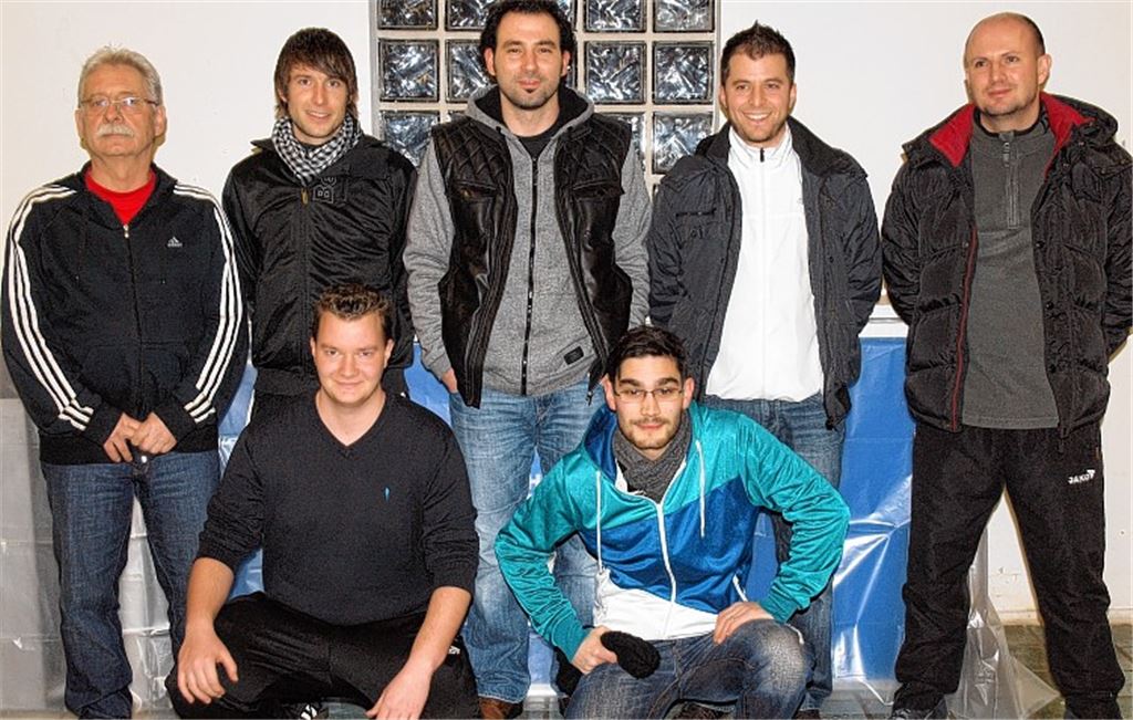 Norbert Thieme (li.) stellt die Neuen vor. Timo Bauer. Christian Schwab, Cengiz Kilic und Serdar Kurt (v.li.) verstärken den Kader, Maurizio Cosi und Thomas Herzog teilen sich die Trainerarbeit. Foto: Appich