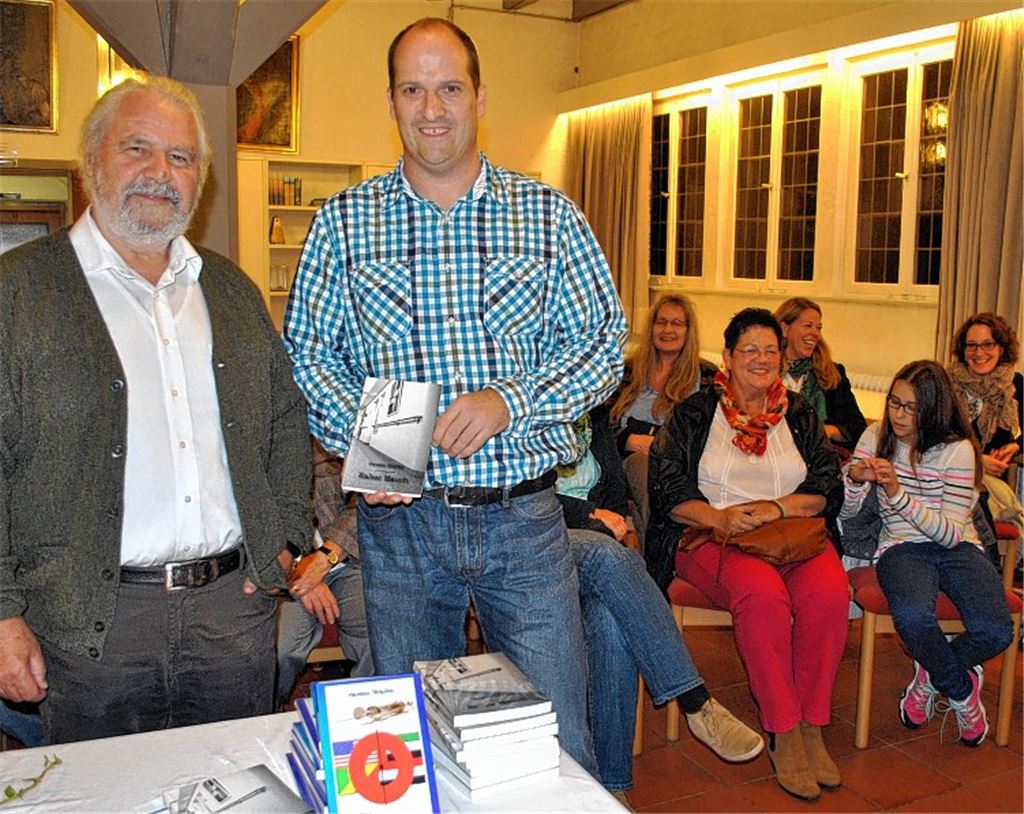 Norbert Vincon (li.) begrüßt Carsten Höpfler zur Lesung im Arnaud-Haus. Foto: Stahlfeld