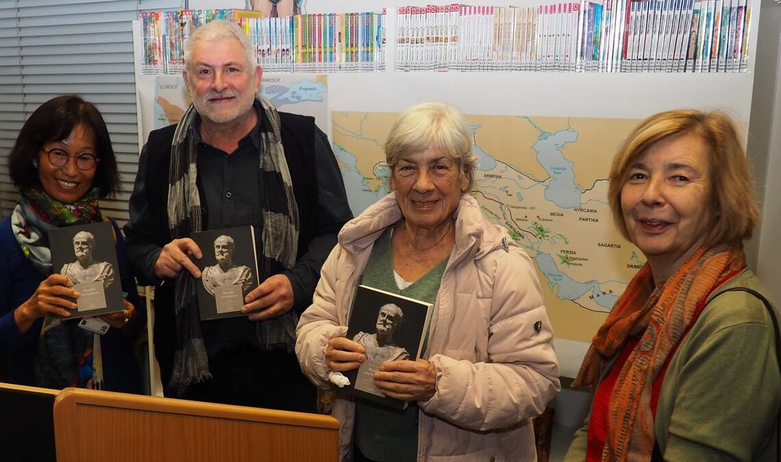 Spannende Einblicke in die Welt der Antike Norbert Weimper (2.v.li.) mit geschichtsinteressierten Besucherinnen. Foto: Müller