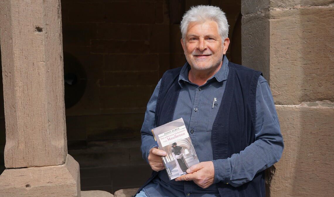 Norbert Weimper am Ort der Handlung seines Buches, dem Kloster Maulbronn. Foto: Bastian