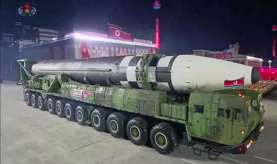 Nordkorea: circa 30 atomare Sprengköpfe in Reserve. Das kommunistische Land besitzt  zwei getestete Interkontinentalraketen. Die Hwasong-14 wurde 2017 zweimal getestet und kann mit einer Reichweite von 10.000 Kilometern fast ganz Westeuropa und etwa die Hälfte des US-Festlandes mit einem Nuklearsprengkopf erreichen. Die größere Hwasong-15 wurde ebenfalls 2017 gestartet, sie hat eine Reichweite von 13.000 Kilometern. Ihr Nuklearsprengkopf könnte jedes Ziel auf dem US-Festland erreichen.