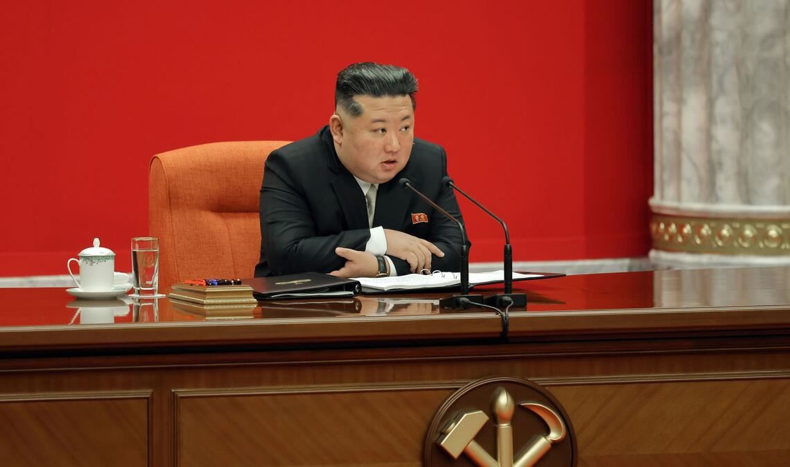 Nordkoreas Machthaber Kim Jong Un rückt von dem jahrzehntelangen Ziel einer Wiedervereinigung mit Südkorea ab. (Archivbild)
