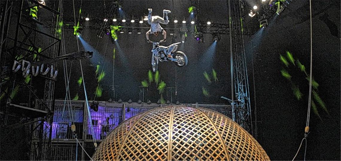 Motorradfahrer fliegt gegen Stahlkugel