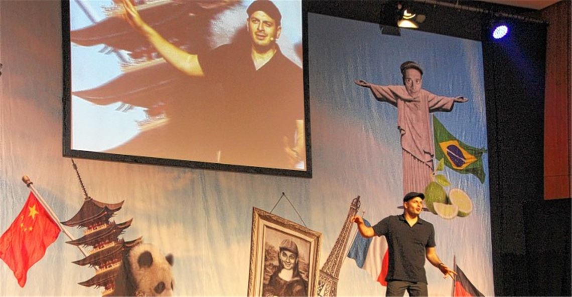 „Normalerweise habe ich zwei Leinwände dabei, aber eure Halle ist einfach zu klein“, begrüßt der Comedian Kaya Yanar die Zuschauer auf den Rängen.