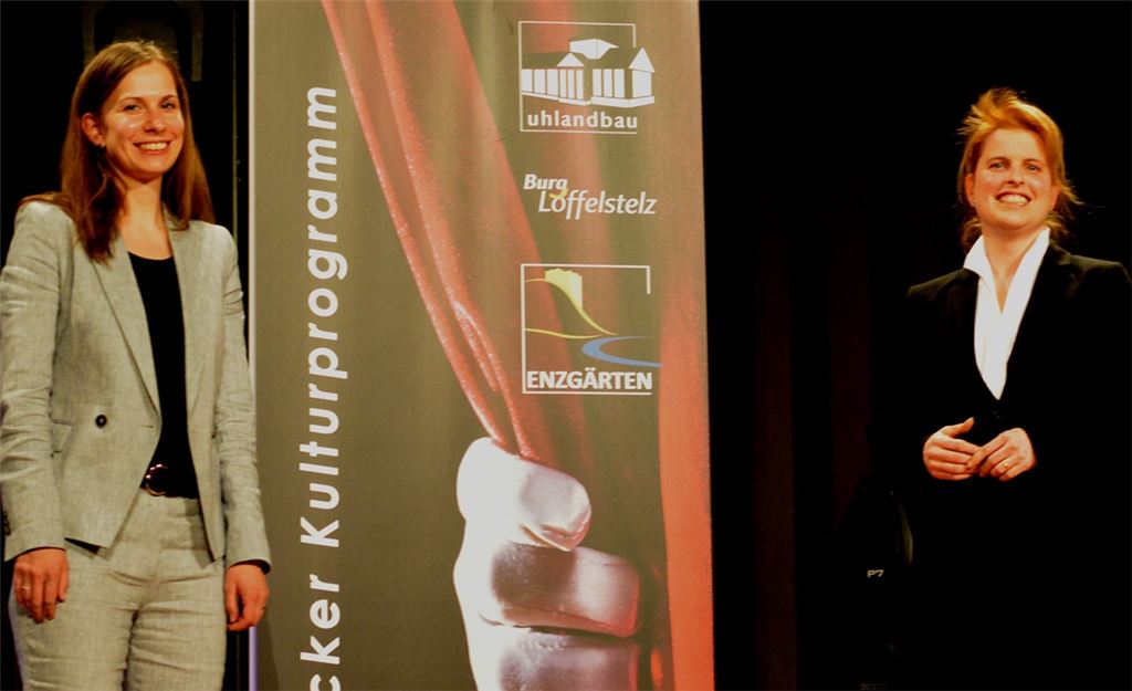 Normalerweise überlassen Dr. Martina Terp-Schunter (re.) und Diana Schmitt von der Volkshochschule Mühlacker die Bühne lieber den Künstlern. Doch die Pandemie stellt so manches auf den Kopf, weshalb sie das Programm für die kommende Theaterspielzeit selbst als „Bühnen-Darsteller“ in einem Online-Video präsentieren – ab diesem Freitag zu sehen auf dem Youtube-Kanal der Stadtverwaltung Mühlacker.Stahlfeld