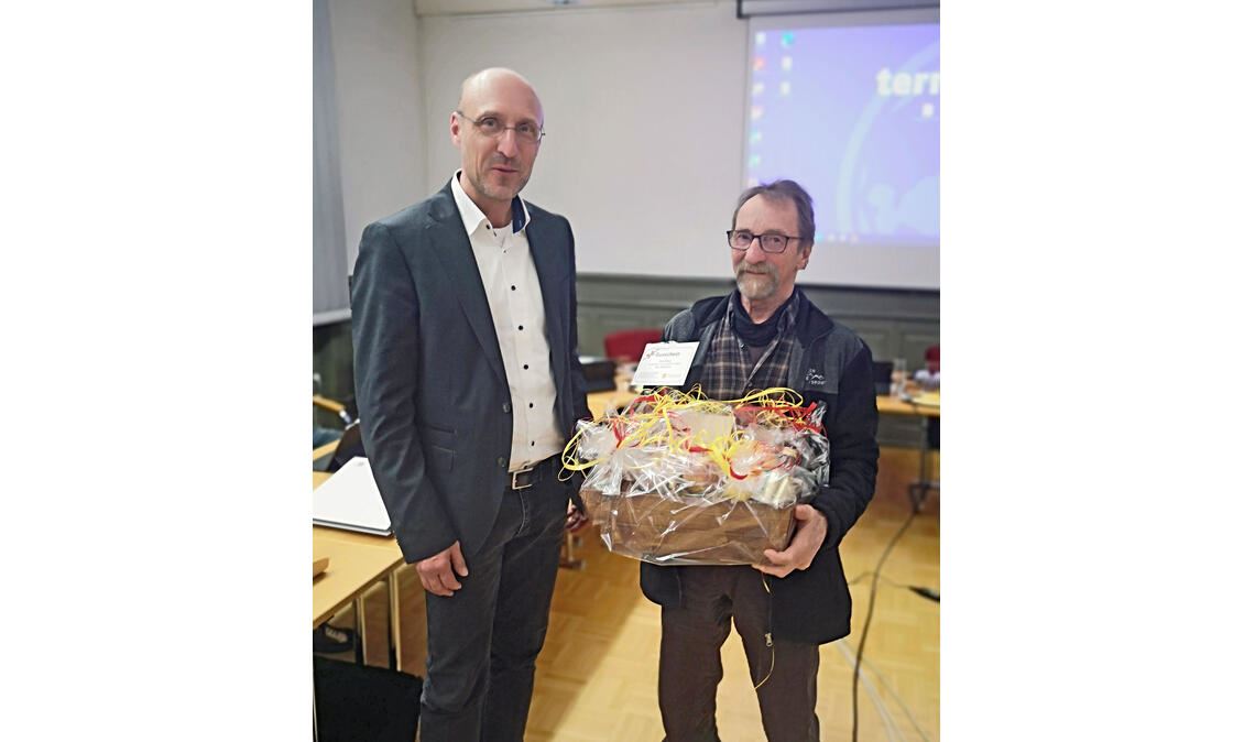 Norman Tank (li.) verabschiedet Gemeinderat Ulrich Noller. Foto: Goertz