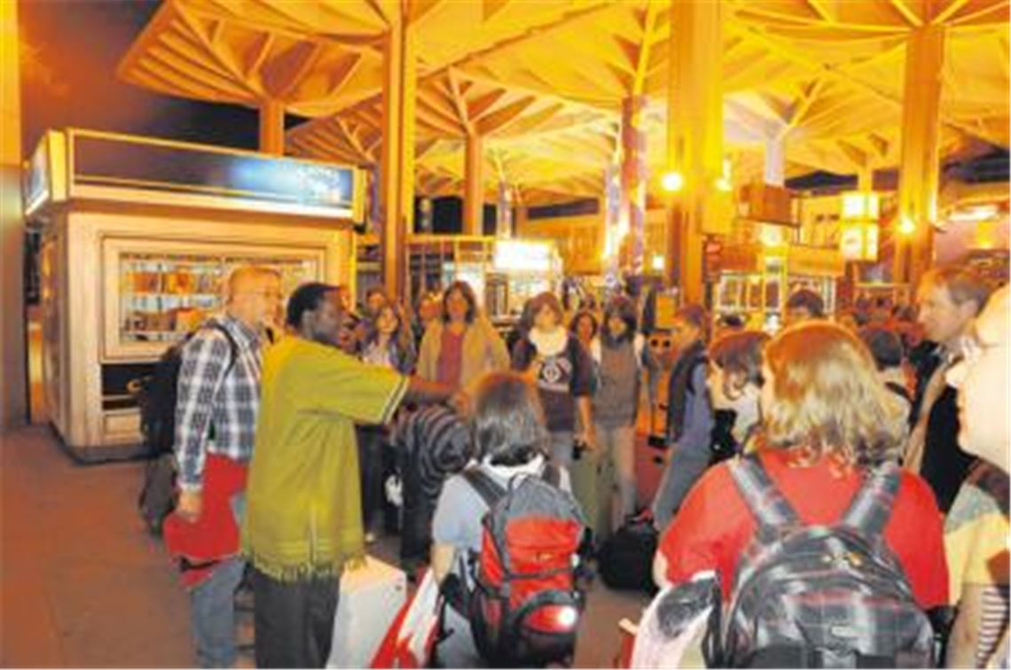 Nosigwe Buya von der Moravian Church empfängt die Gäste aus Deutschland. 
Foto: Wilhelm