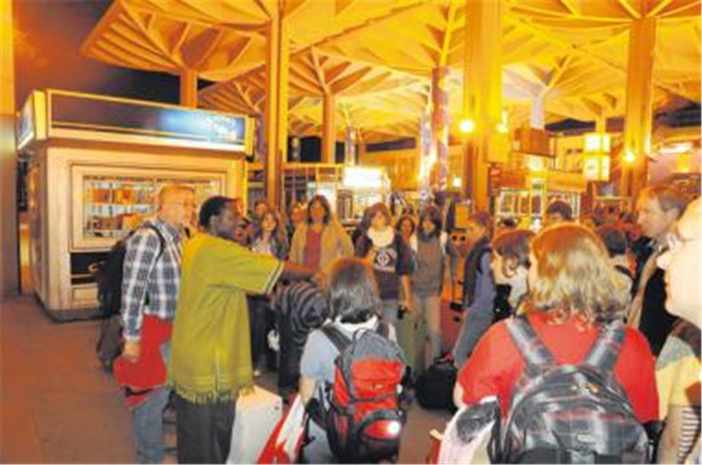 Nosigwe Buya von der Moravian Church empfängt die Gäste aus Deutschland. 
Foto: Wilhelm