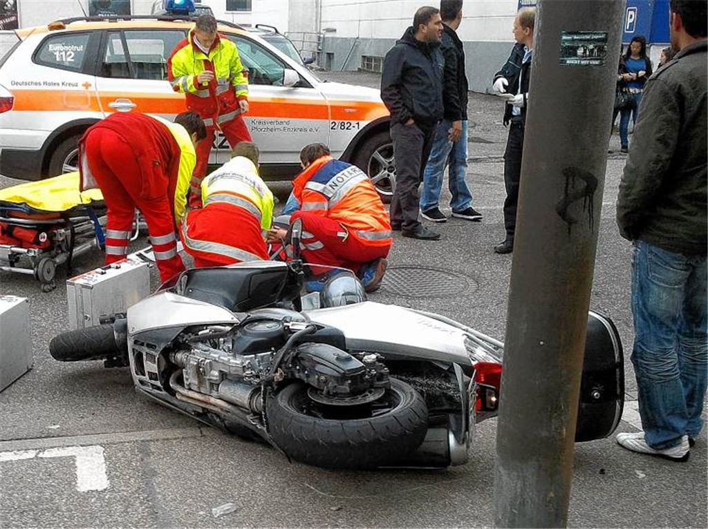 Notarzt und Rettungsdienst kümmern sich um den Roller-Fahrer, der nach seinem Sturz eine tiefe Müdigkeit verspürt.