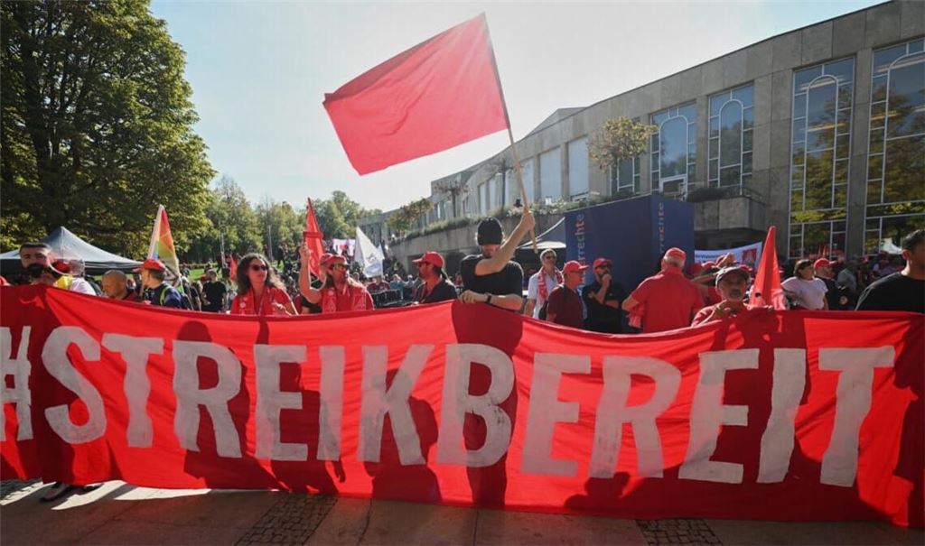 Notfalls wollen sie ihre Forderungen mit Kampf durchsetzen, signalisieren diese Beschäftigten beim Demonstrationszug durch die Ludwigsburger Innenstadt. Die allgemeine Stimmung in den Betrieben ist eine andere.