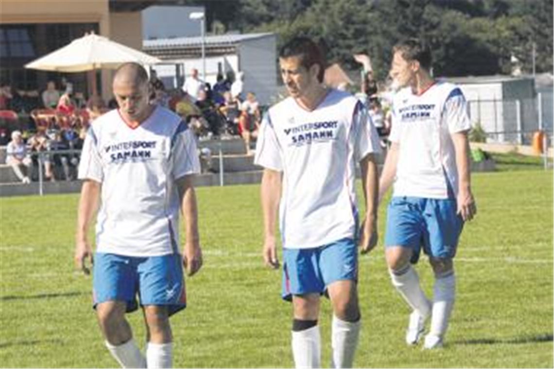 Notgedrungen: Beide Trainer der Fvgg 08 streifen das Trikot über. Normalerweise läuft nur Vitor de Sousa (li.) auf, während Ehab Ahmad den Blickwinkel von der Seitenlinie bevorzugt.
Foto: Eigner