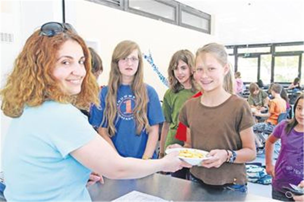 Notlösung: Im Theodor-Heuss-Gymnasiums müssen sich die Schüler mit Nachmittagsunterricht, nachdem der bisherige Catering-Service aus Pforzheim in Insolvenz gegangen ist, derzeit mit einfachen Fertiggerichten begnügen. Diese Übergangsphase wird wegen der Umbauarbeiten voraussichtlich noch bis zum Jahresende andauern, bevor nach den Weihnachtsferien der Betrieb in der neuen Mensa starten soll.
Foto: Franz