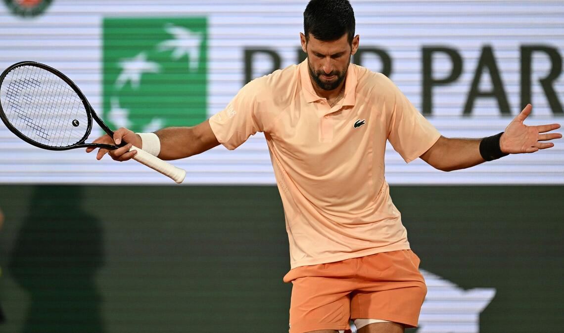 Novak Djokovic feiert nach seinem Sieg.