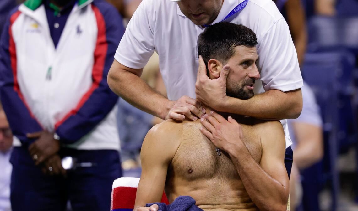 "Hat mich zerpflückt": Struff gnadenlos von Djokovic besiegt Novak Djokovic ließ sich nach dem ersten Satz im Nacken - und Schulterbereich behandeln. Auch nach dem zweiten Satz rief er den Physiotherapeuten.