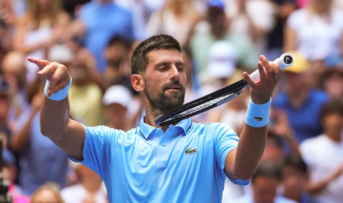 Bilder des Tages Novak Djokovic tut so, als würde er Geige spielen, nach seinem Sieg bei den US Open in New York gegen Zachary Svajda.