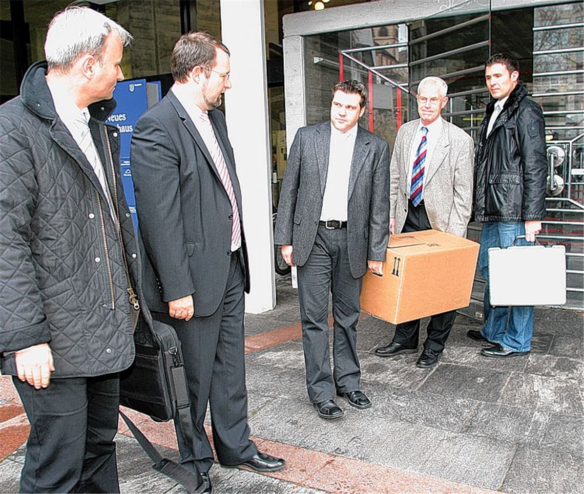 November 2009: Ermittler der Staatsanwaltschaft Mannheim beschlagnahmen im Pforzheimer Rathaus Akten und Computerdateien zur Affäre um riskante Zinsspekulationen. Die ehemalige Oberbürgermeisterin Christel Augenstein, die im Juni 2009 ihr Amt an Gert Hager verlor, und Kämmerin Susanne Weishaar sehen sich mit Ermittlungen wegen Untreue konfrontiert.Archivfoto: Ehmann