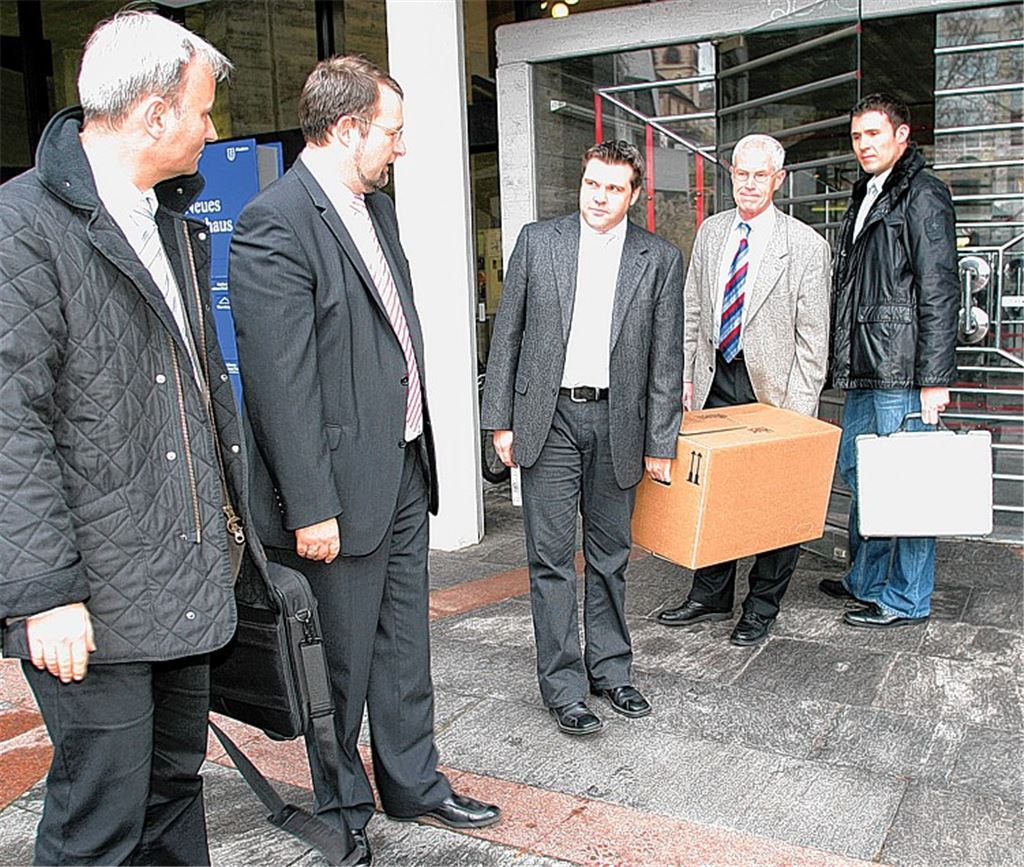 November 2009: Ermittler der Staatsanwaltschaft Mannheim beschlagnahmen im Pforzheimer Rathaus Akten und Computerdateien zur Affäre um riskante Zinsspekulationen. Die ehemalige Oberbürgermeisterin Christel Augenstein, die im Juni 2009 ihr Amt an Gert Hager verlor, und Kämmerin Susanne Weishaar sehen sich mit Ermittlungen wegen Untreue konfrontiert.Archivfoto: Ehmann