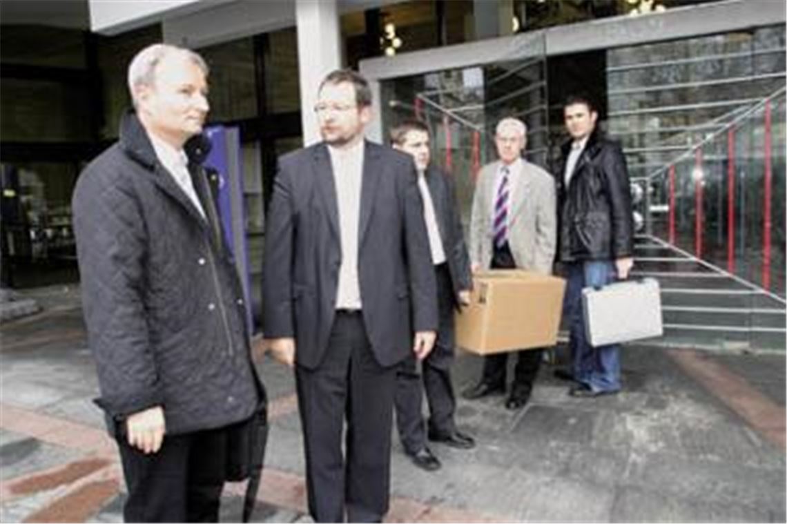 November 2009: Vertreter der Staatsanwaltschaft Mannheim, die wegen Untreue ermittelt, beschlagnahmen im Pforzheimer Rathaus Unterlagen in Zusammenhang mit den riskanten Derivatgeschäften der Stadt. Archivfoto: Ehmann