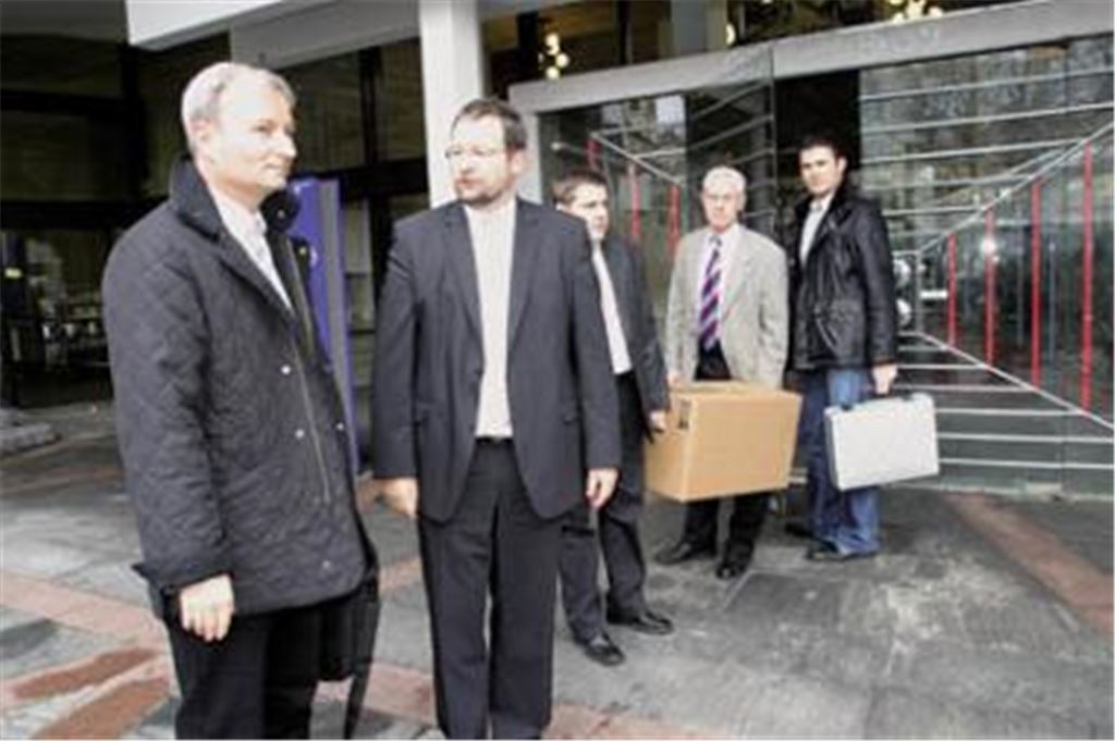 November 2009: Vertreter der Staatsanwaltschaft Mannheim, die wegen Untreue ermittelt, beschlagnahmen im Pforzheimer Rathaus Unterlagen in Zusammenhang mit den riskanten Derivatgeschäften der Stadt. Archivfoto: Ehmann