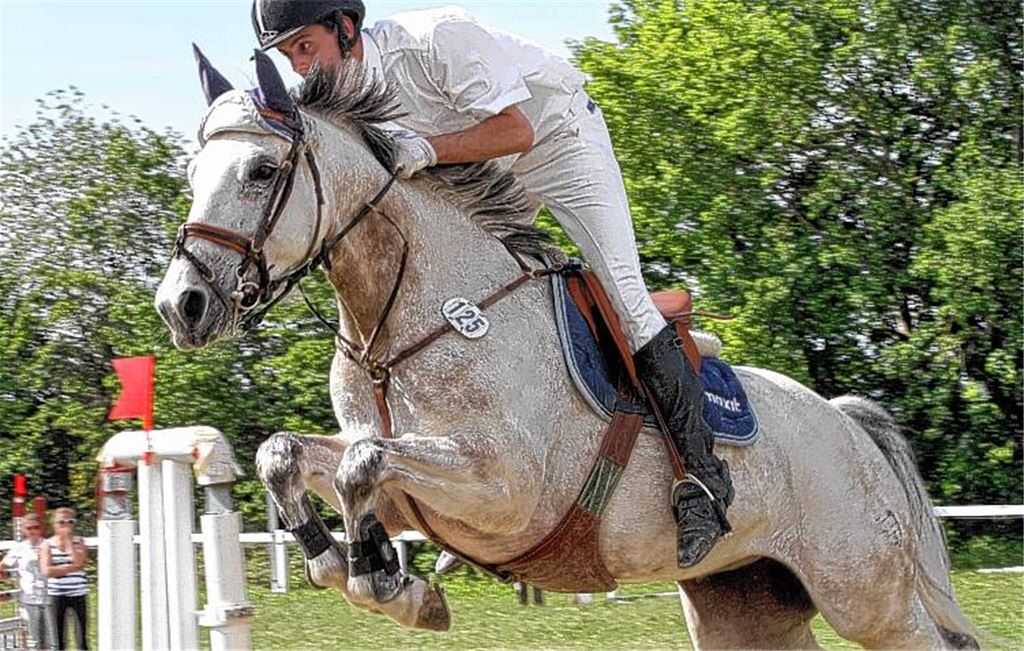 Null Fehler für Patrick Mast und Fine Lizzy. Die Zeit von 38,3 Sekunden im Stechen reicht für eine Platzierung in der Springprüfung der Klasse L am Sonntag.  Fotos: Hansen