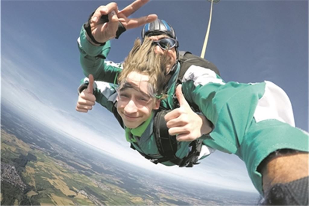 Nur Fliegen ist schöner, ist das Motto beim FSC Mühlacker, wo die Fallschirmspringer-Gruppe „Sky-Dive“ aus Weil der Stadt Tandemsprünge anbietet. Foto: Stahlfeld