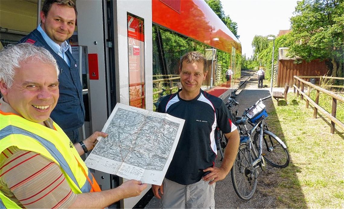 Nur ausnahmsweise und für Sonderfahrten stoppt Lokführer René Haensch den Klosterstadt-Express am Stadtbahnhof Maulbronn. Von dort klettert Matthias Lieb (li.) zusammen mit Wolfgang Häcker aufs Rad, um sich auf die Spuren nie gebauter Eisenbahnlinien zu begeben.