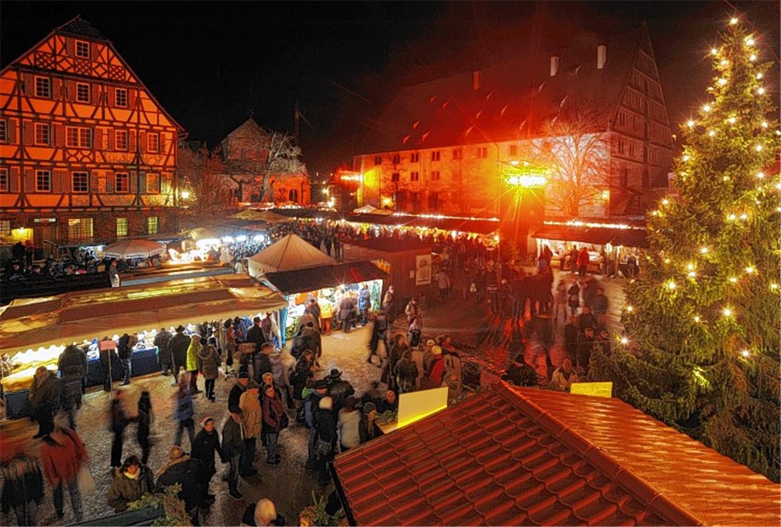 Nur der Schnee fehlt: Die Kulisse und das vielfältige Angebot machen alle Jahre wieder den besonderen Reiz des Weihnachtsmarkts im Maulbronner Klosterhof aus.