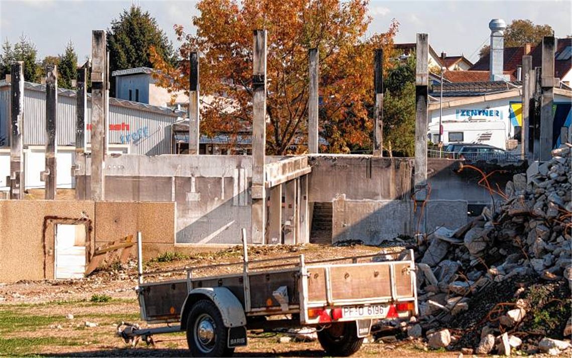 Nur ein Gerippe von Stahlbetonpfeilern und Bauschutt ist von der Produktionshalle der Firma Nonnenmacher zu sehen, für deren Nachfolgebau im November der Spatenstich erfolgt. 