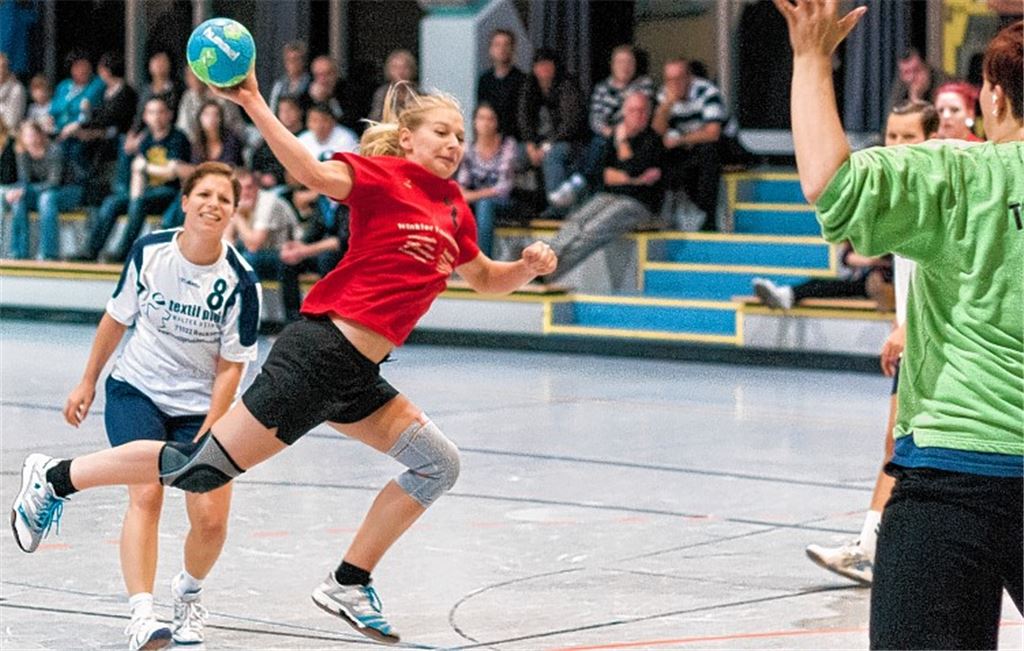 Nur ein Tor gelingt der bisherigen Erfolgsgarantin Isabel Lange (in Rot) gegen die TSG Backnang, ehe sie mit einer Verletzung das Spiel schon in der ersten Halbzeit beenden muss. Foto: Zschorsch