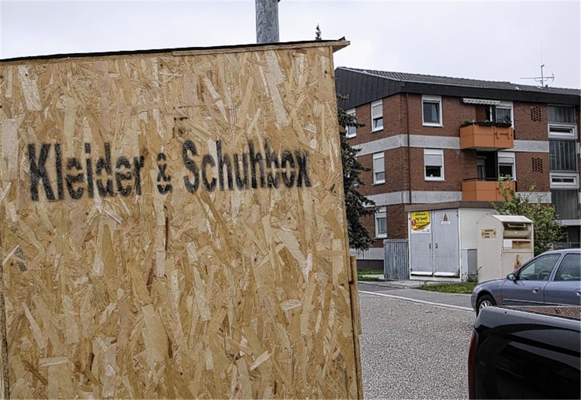 Nur ein Zufall? Genau gegenüber vom DRK-Kleidercontainer hat an der Neuwiesenstraße in Lienzingen ein gewerblicher Sammler seine aus Spanplatten gezimmerte Sammelbox platziert.