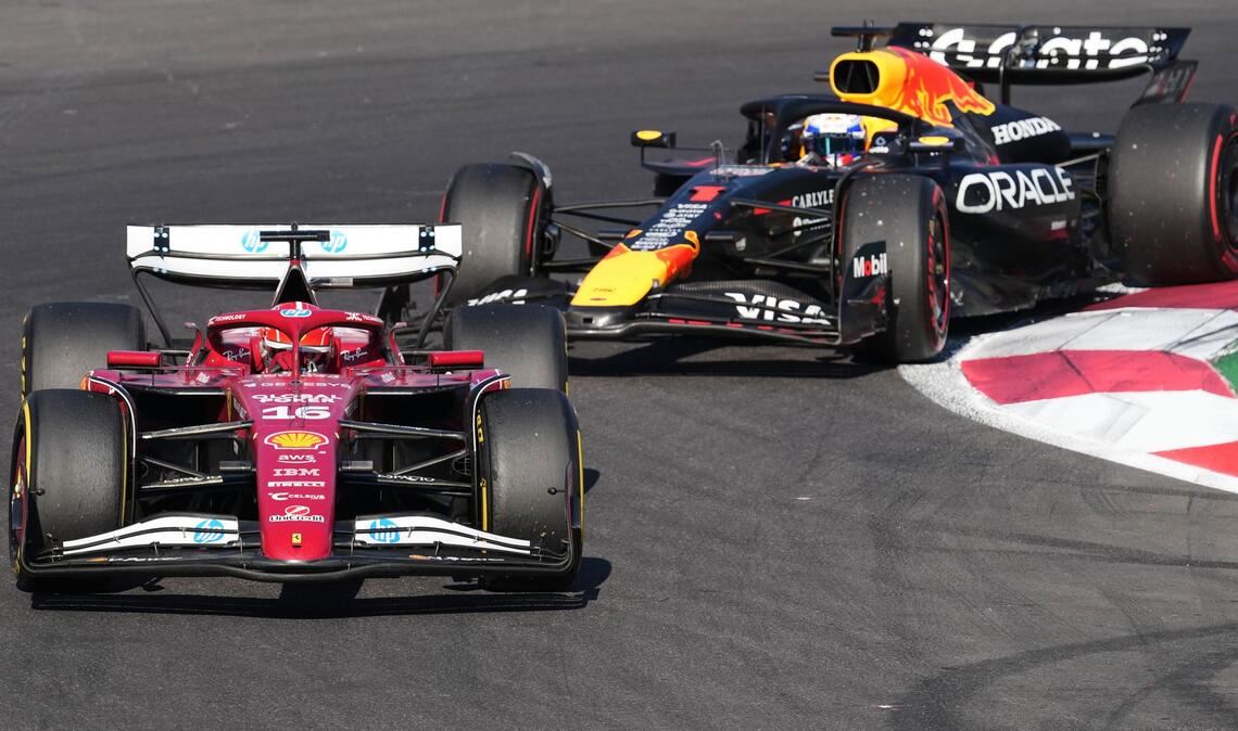 Nur eine virtuelle Safety-Car-Phase rettete Charles Leclerc (vorn) am Ende gegen Max Verstappen.