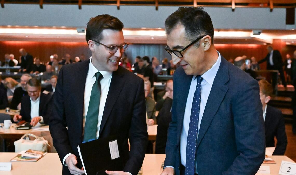 Nur einer von ihnen kann Ministerpräsident werden: Manuel Hagel (CDU, links) und Cem Özdemir (Grüne).