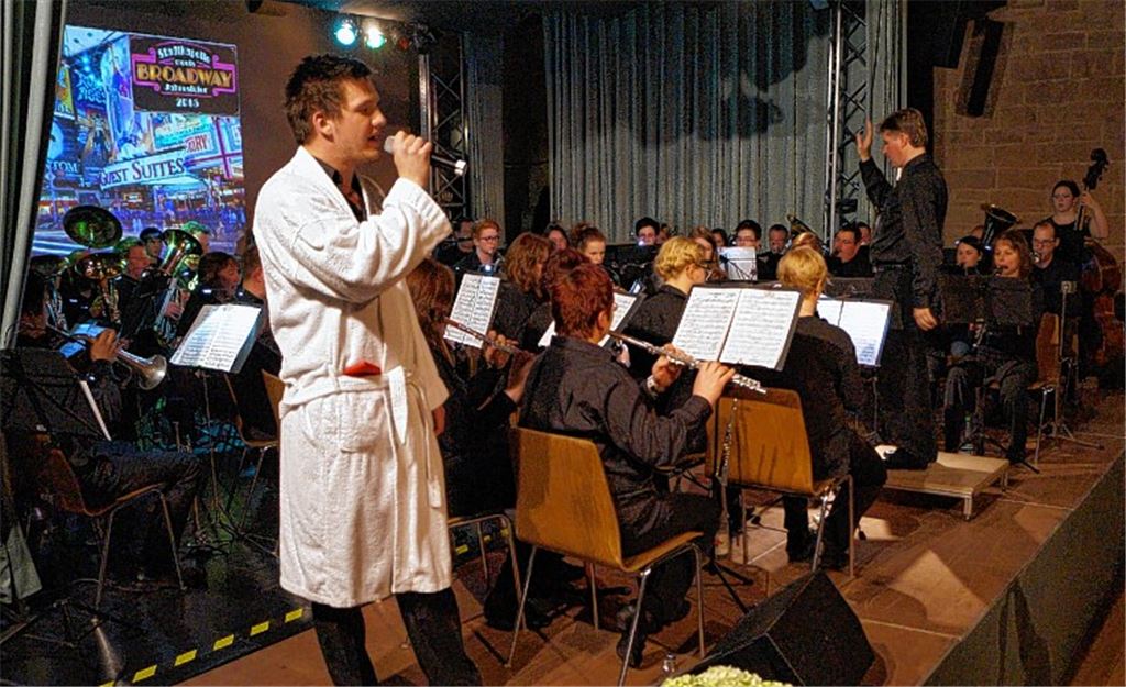 Nur einer von vielen Höhepunkten der Jahresfeier: Aaron Bronner schlüpft, begleitet vom großen Blasorchester der Stadtkapelle, in die Rolle von Udo Jürgens.